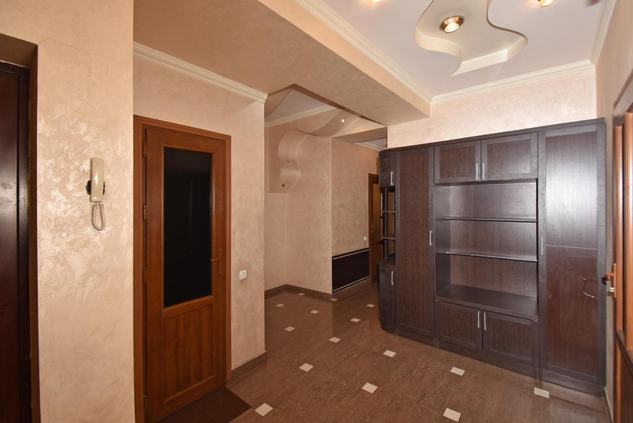 Armenak Apartment 5-Комнатная Yerevan Ngoại thất bức ảnh