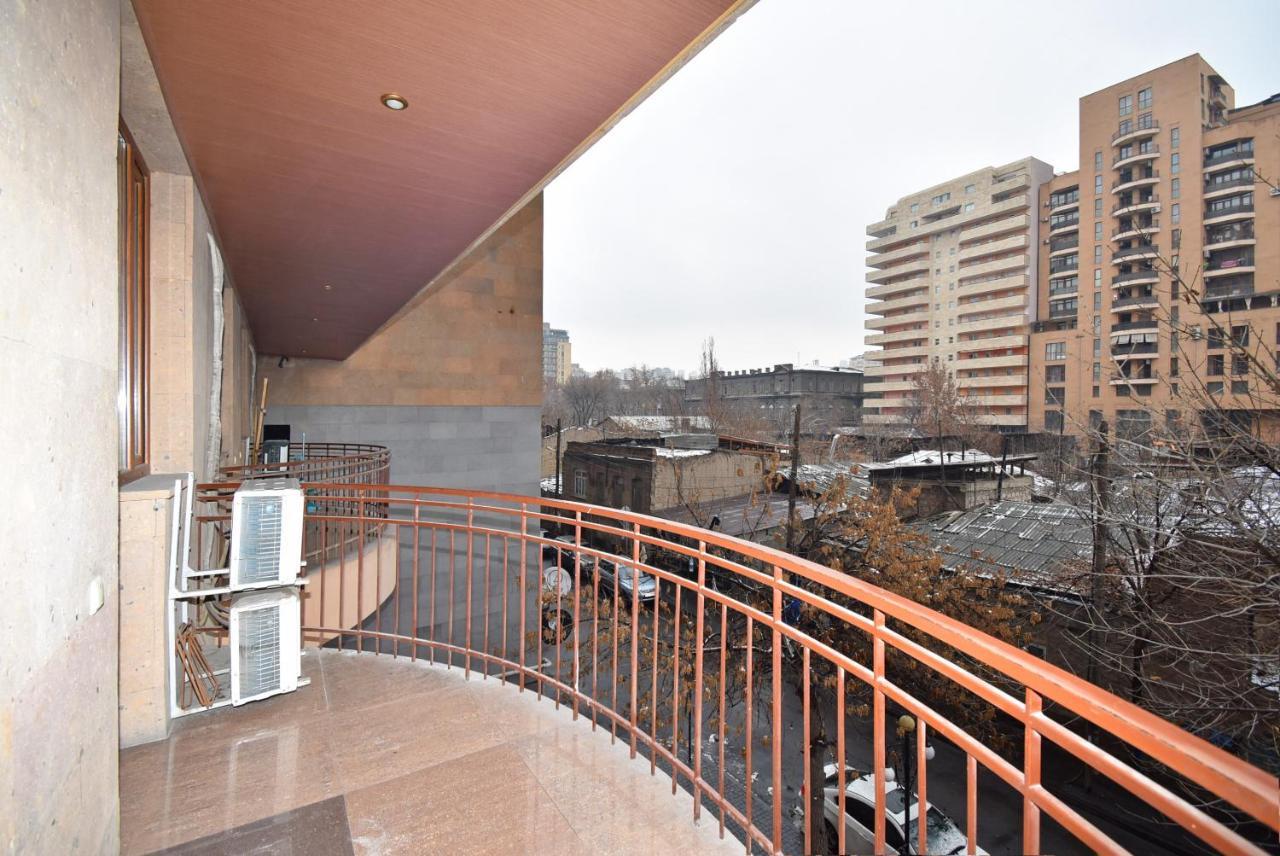 Armenak Apartment 5-Комнатная Yerevan Ngoại thất bức ảnh