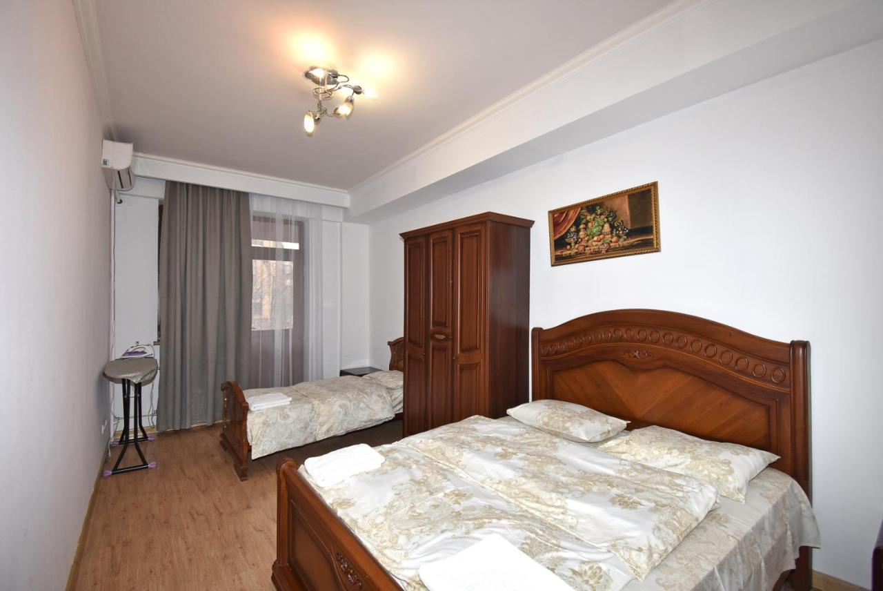 Armenak Apartment 5-Комнатная Yerevan Ngoại thất bức ảnh